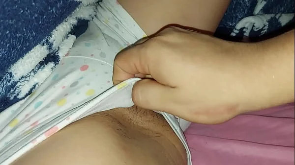 Jugando con mi hermanastra en la cama bajo las sábanas