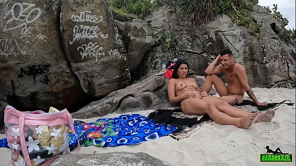 Uma galera bem descontraida na praia naturista de Abricó no Rio de Janeiro
