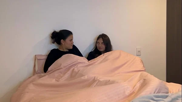 Tengo sexo con la mejor amiga de mi esposo y nos descubren.