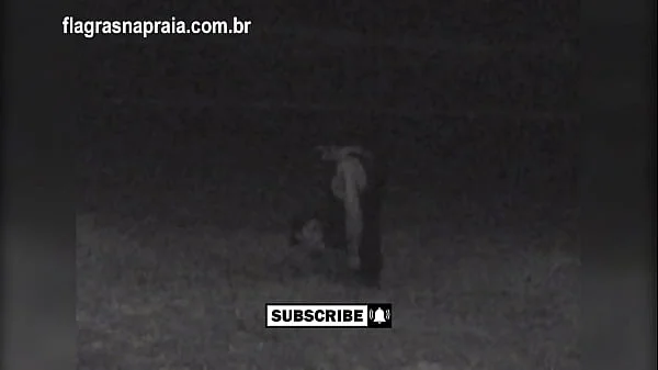 Filmei um casal fazendo sexo na praia a noite. Um segurança botou eles pra correr