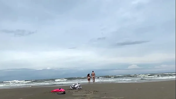 Transando em público na praia com a gostosa da Camila Vegas COMPLETO NO RED