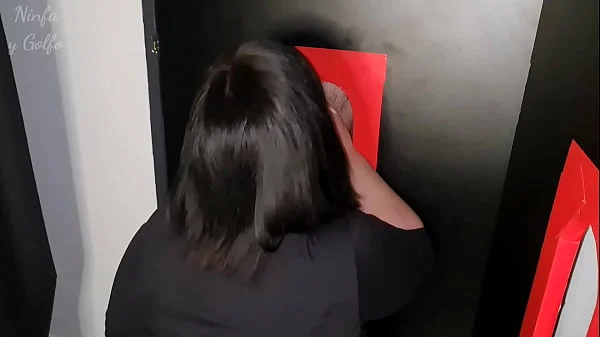 Mujer casada saborea la polla de extraños en un glory hole hasta que se corren