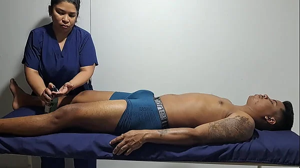 Un masaje relajante para este sexy chico, me pone tan cachonda pt2 me pone tan cachonda verlo semidesnudo