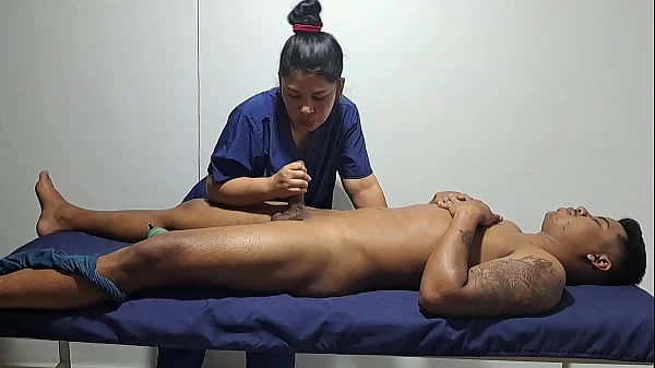 Un masaje relajante para este sexy chico, me pone tan cachonda pt3 le chupo su rica bbc