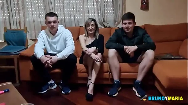 ¡Queremos Follarnos a Maria! La SuperMILF Cumple Los Deseos De Dos Jovenes Estudiantes
