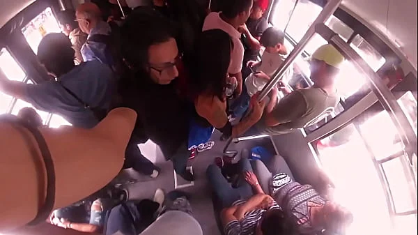 Llevaba un falda muy corta y no puede evitar rozarle mi verga en las nalgas, ARRIMONES CDMX