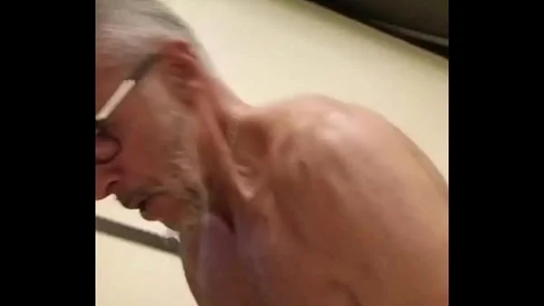 Mi faccio il video mentre il mio toro mi sborra in bocca