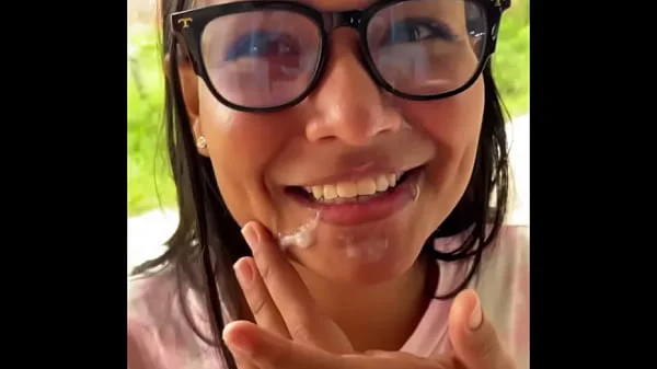 sexy colombiana mamandole la verga a su vecino en publico es pillada