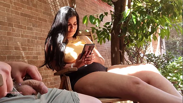 Mi hijastro saca su gran polla en el jardín, se excita mirándome y mostrando su erección a las vecinas. Mis pezones están muy duros y no llevo sujetador