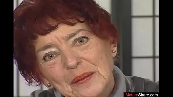 Old lady deals dildo up her bush during home casting