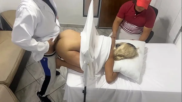 Mi Esposa es Revisada por el Doctor Ginecologo pero creo que la Esta Follando al Lado Mio y a mi Esposa le gusta NTR jav