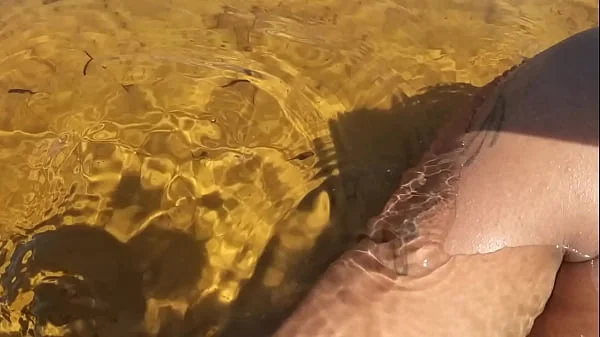 Novinha Branquinha Gostosa Conhecendo a Praia de Nudismo Primeira Vez | Bruninha Fonseca & Joao O Safado