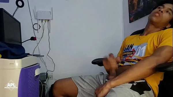 Encuentro a mi hermanastro masturbandose y decido ayudarlo a calmar su calentura sentandome en su polla