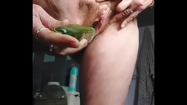 Oma neukt harige kut met komkommer