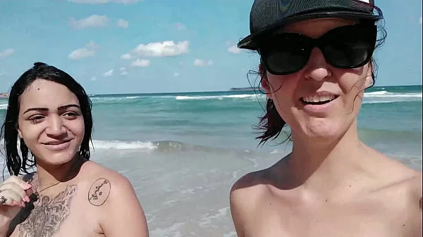 Pelados na praia Nudista.