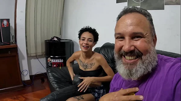 Larinha Small nos bastidores da mansão do Ted