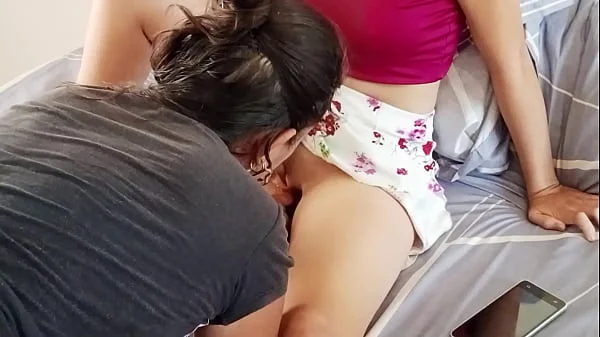 COLOMBIANA DE 18 AÑOS ES DESCUBIERTA POR SU MADRASTRA CULONA MASTURBANDOSE Y LE AYUDA A QUITARSE LA CALENTURA