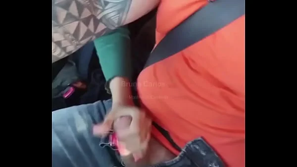 FODI A LOIRA GOSTOSA DENTRO DO CARRO E DEI LEITINHO NA BOCA DELA