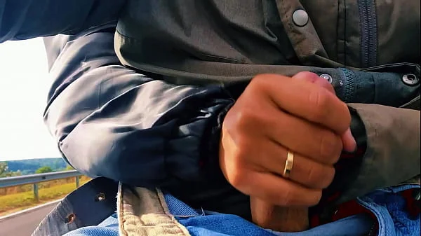 HOTWIFE Safada bateu uma na estrada até gozar!!! QUASE FOMOS PEGOS / Naughty HOTWIFE jerked off on the road until she cum!! WE ALMOST GOT CAUGHT.