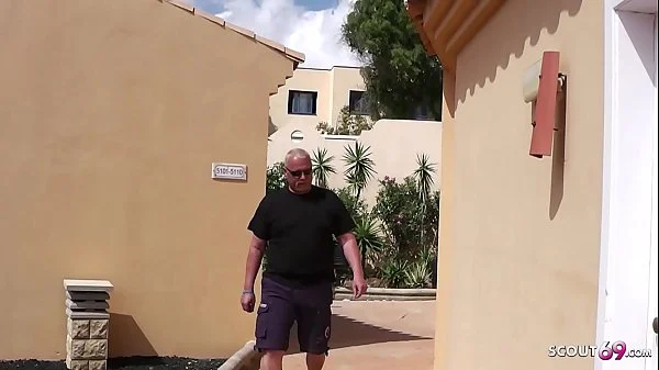 Spanner filmt MILF oben ohne am Pool - Danach darf er sie ficken