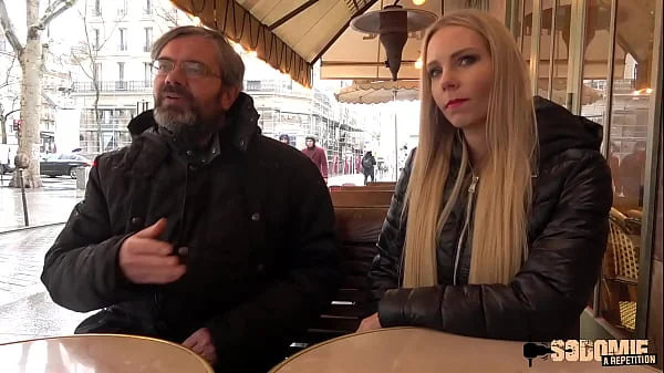 Florane, blonde coquine, est offerte à un inconnu