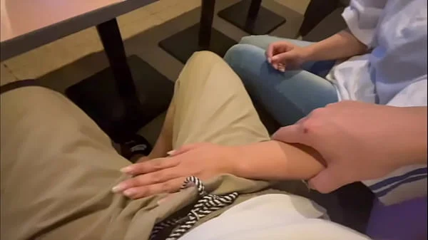 【カラオケ店でハメ撮り】「あ。。そこダメ…。」店員さんにバレないように溜まった精子を彼女のまんこにドロドロ流し込む彼氏。