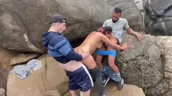 Casada fudendo na praia com dois.