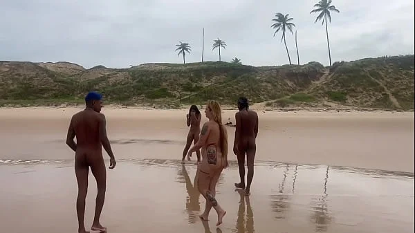 Fui na praia de nudismo tomar banho de mar e acabei tomando banho de porra