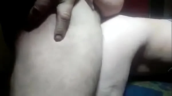 NOVINHA TARADA FICA DANDO A XERECA PARA O COROA E A MESMO TEMPO FALANDO COM O NAMORADO PELO CELULAR MAS QUE SAFADA