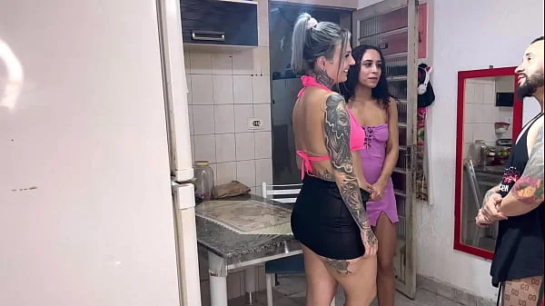 A vizinha fofoqueira e curiosa venho pedir açúcar de madrugada pra ser fundida e chupada com vontade! (Diz ela meu marido não me fode a muito tempo ).