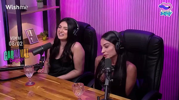 Ela chupou a bucetinha da amiga no estúdio