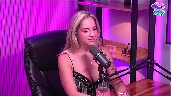 A loirinha peladinha no estudio