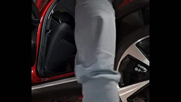 Porto Teresa al centro commerciale e mi fa un pompino nel parcheggio gli carico la bocca di latte mentre passano le macchine