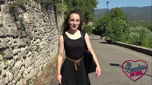 Amandine se laisse guider par la coquine Marie