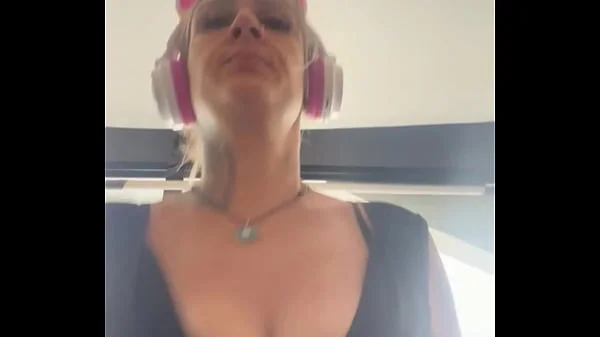 Treinando na academia eu corri tanto que meu peitos pulou pra fora fiquei com minto tesão com essa cena que chega fiquei molhada!