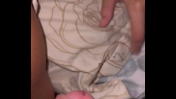 Mi amiga se pone en cuatro y se baja su pijama para que pueda ver su coño