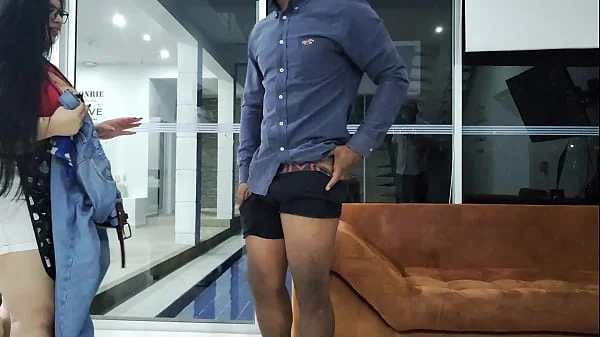 Mi esposa me pide entrevistar a la nueva mucama y me la follo en toda la casa