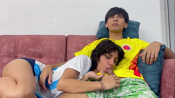 Me veo la final de la copa con mi pequeña hermanastra y termino follandola y demostrando quien es el campeón. H.L.