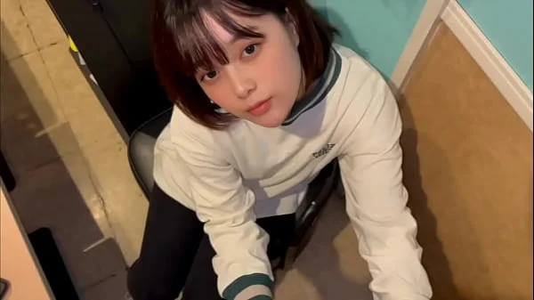 フェラだけなら浮気じゃないよね…。彼氏がいるのに男友達とカラオケで浮気する女子○生。おちんちんのイカ臭い匂い好き…