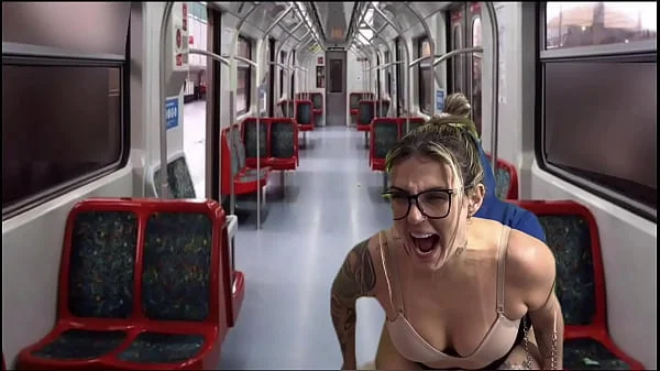 Dentro do trem público da capital acochei e fodi a secretária gostosa vindo do seu trabalho!