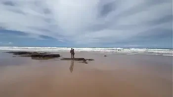 Eu e minha amiga tiramos o biquíni no meio da praia da Bahia e demos pra todos os machos que estavam lá.