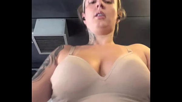 Fui treinar na academia não percebi que estava só de sutiã por baixo ! Os marombas passava e ficava olhando eu fiquei com muito tesão e toda molhada e minha calça branca molhadinha na buceta!