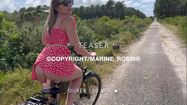 Jeune Française se fait baiser le cul sur son vélo