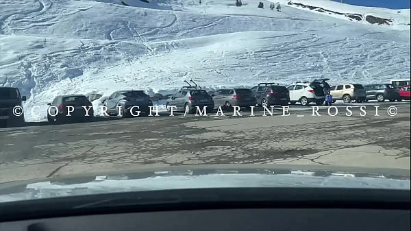 En levrette dans la neige