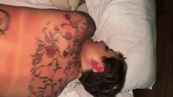 Conheci essa loira linda na festa, e fomos para o hotel onde ela cavalgou gostoso e depois se masturbou até gozar.