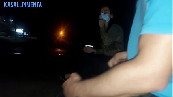 Sério !! Eu corro o risco de colocar meu pau na frente dessa mulher esperando o ônibus ... Como ela vai reagir?