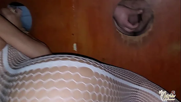 Mientras mamo vergas en el glory hole mi esposo me coje