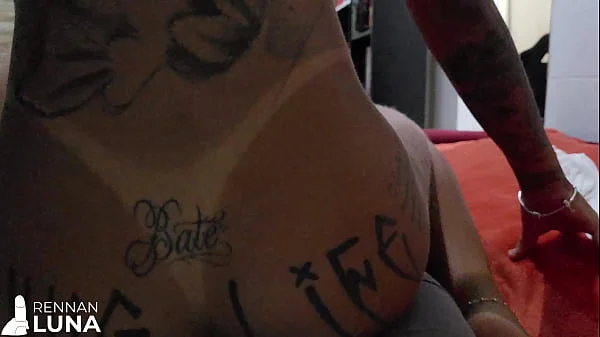 Esposa Fazendo o Jantar na Cozinha Enquanto o Marido Está Jantando o Cuzinho da Amiga Gostosa Dela na Sala! ANAL