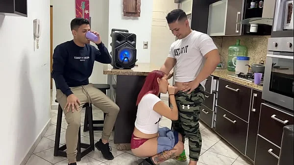 Mi Amigo me presto a su Novia para Bailar con Ella Perreo y le Frote mi Polla en su Culo al Frente de su Novio que es mi Amigo NTR