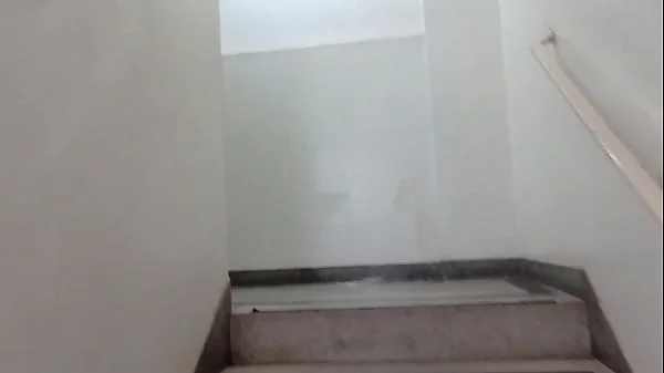 Mulher casada fazendo sexo com vizinho de 18 anos que não deu conta e gozou rápido